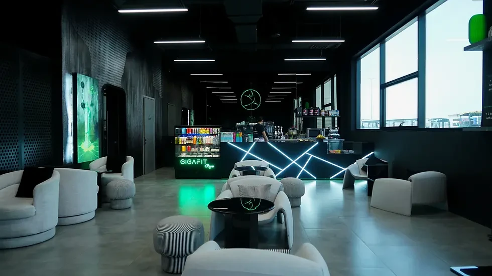 Le lounge d’un club du réseau GIGAFIT, avec ses fauteuils et son comptoir café